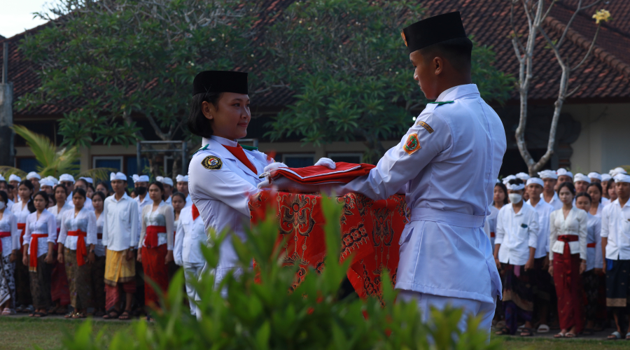 Memaknai Pendidikan, Suksma Sambut Hardiknas Lewat Upacara Bendera dan Lomba