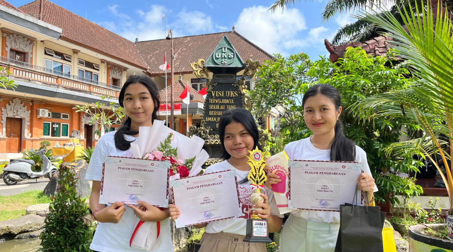 Ukir Prestasi!  Tiga Siswi Suksma Raih Juara 2 Debat