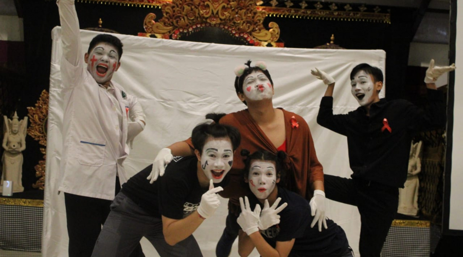 NO MORE! Penampilan Epik Jungut Sari Teater Saat Perayaan Hari AIDS Sedunia