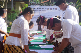 Suasana Haru Warnai Pelepasan Siswa Kelas XII SMAN 1 Sukawati